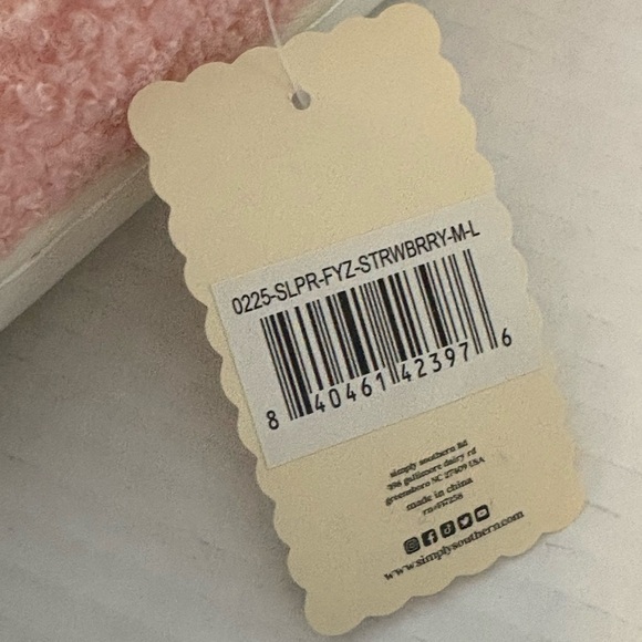 Simply Southern Strawberry Slippers Pink Fuzzy Cozy Womens M-L 7-9 NWT Vday Gift - Picture 3 of 7